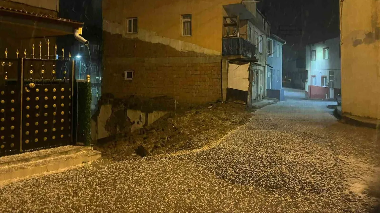Dolu ve sağanak sokakları kışa çevirdi: Bayburt'ta yaşam sekteye uğradı