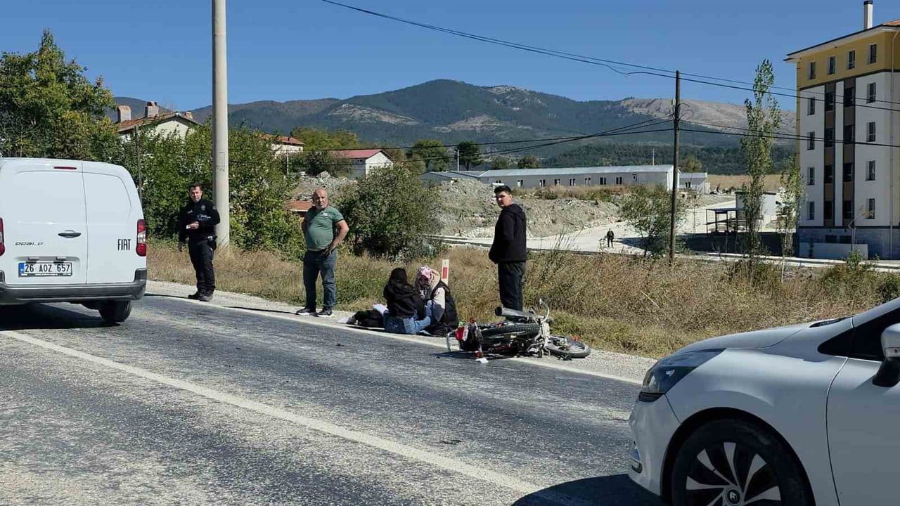 Domaniç'te otomobil ve motosiklet çarpıştı: genç yaşamını yitirdi