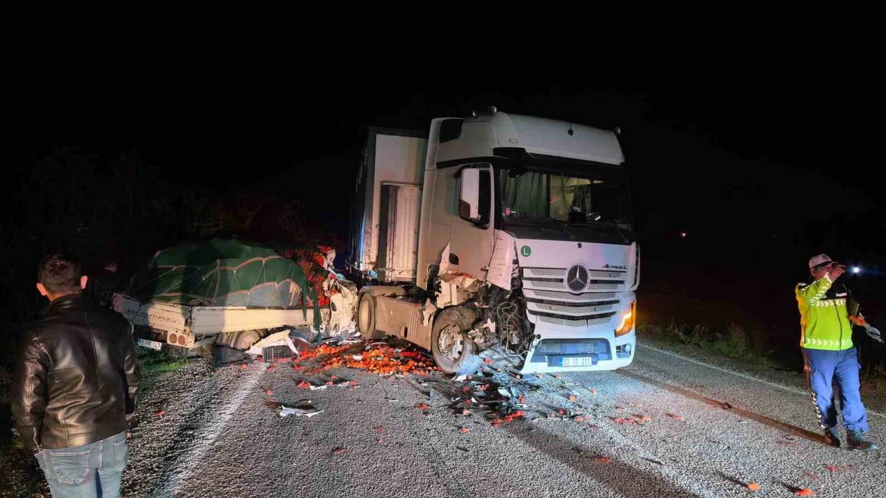Domates yüklü kamyonetin tırla kafa kafaya çarpışması: iki ağır yaralı