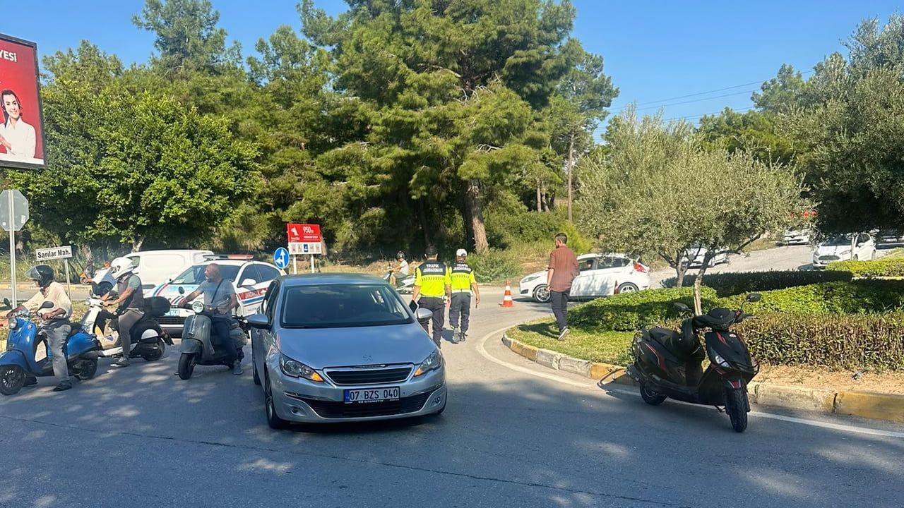 Dönüş sırasında çarpışma: Manavgat'ta motosiklet sürücüsü yaralandı