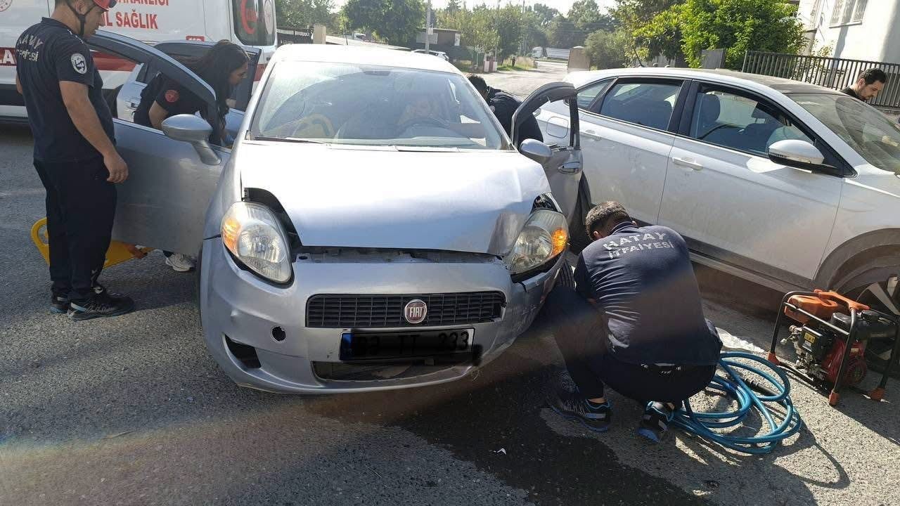Dörtyol'da Numune Evler Mahallesi'nde iki otomobil çarpıştı, 3 kişi yaralandı