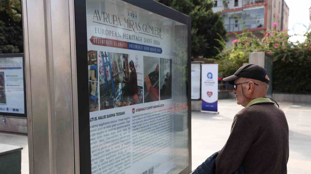 Döşemealtı halıları Cumhuriyet Meydanı'nda geçmişi dokuyor