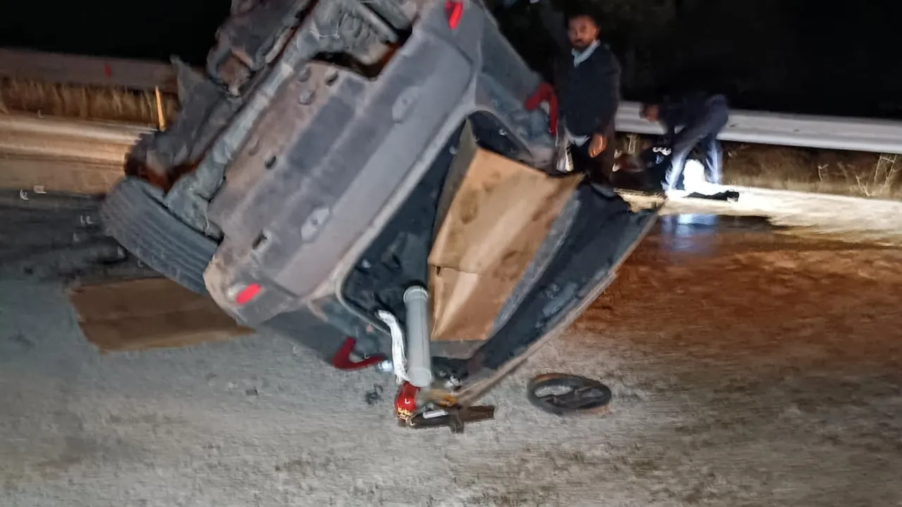 Dostal mevkiinde beton mikseriyle çarpışan araç devrildi, iki kişi yaralandı