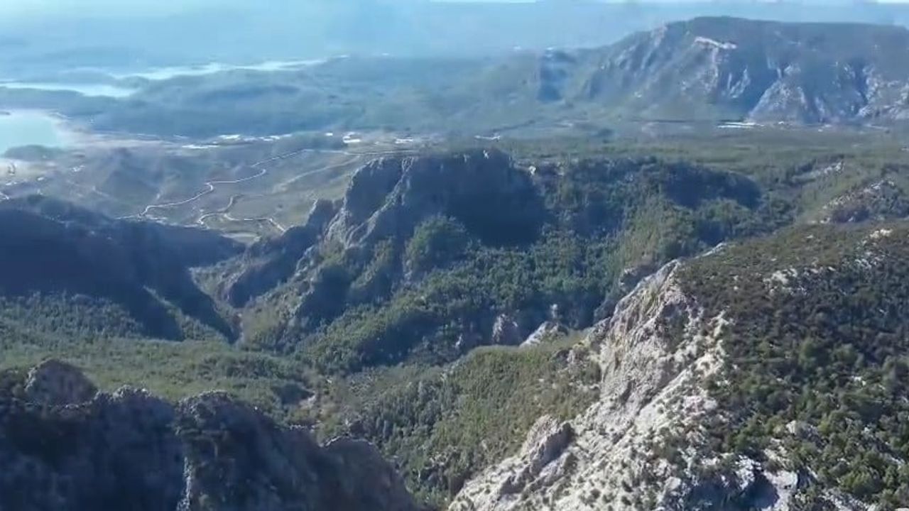 Dron görüntüleri Yazılı Kanyon'da kurtarılan üç gönüllünün tespit anını gösterdi