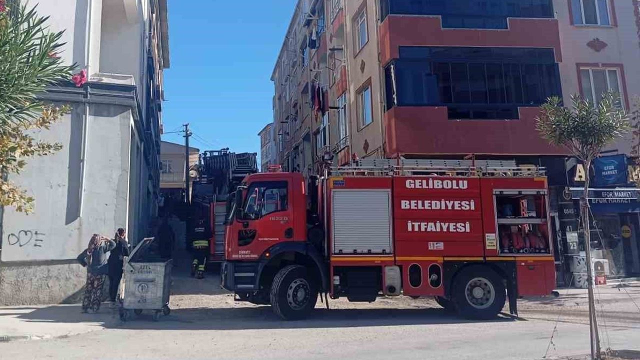 Dumanlar tedirginlik yarattı: Gelibolu'da apartmanın 4'üncü katında yangın
