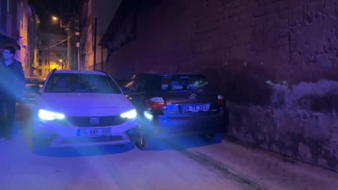 Dur ihtarına uymayan sürücü polise doğru sürüp park halindeki araca çarptı