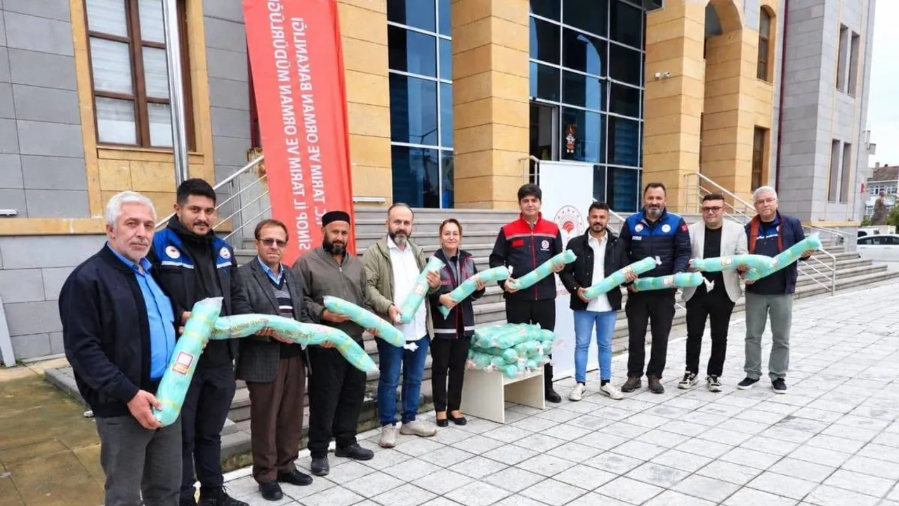 Durağan'da yerel balıkçılara üretimi artırmaya yönelik ağ desteği