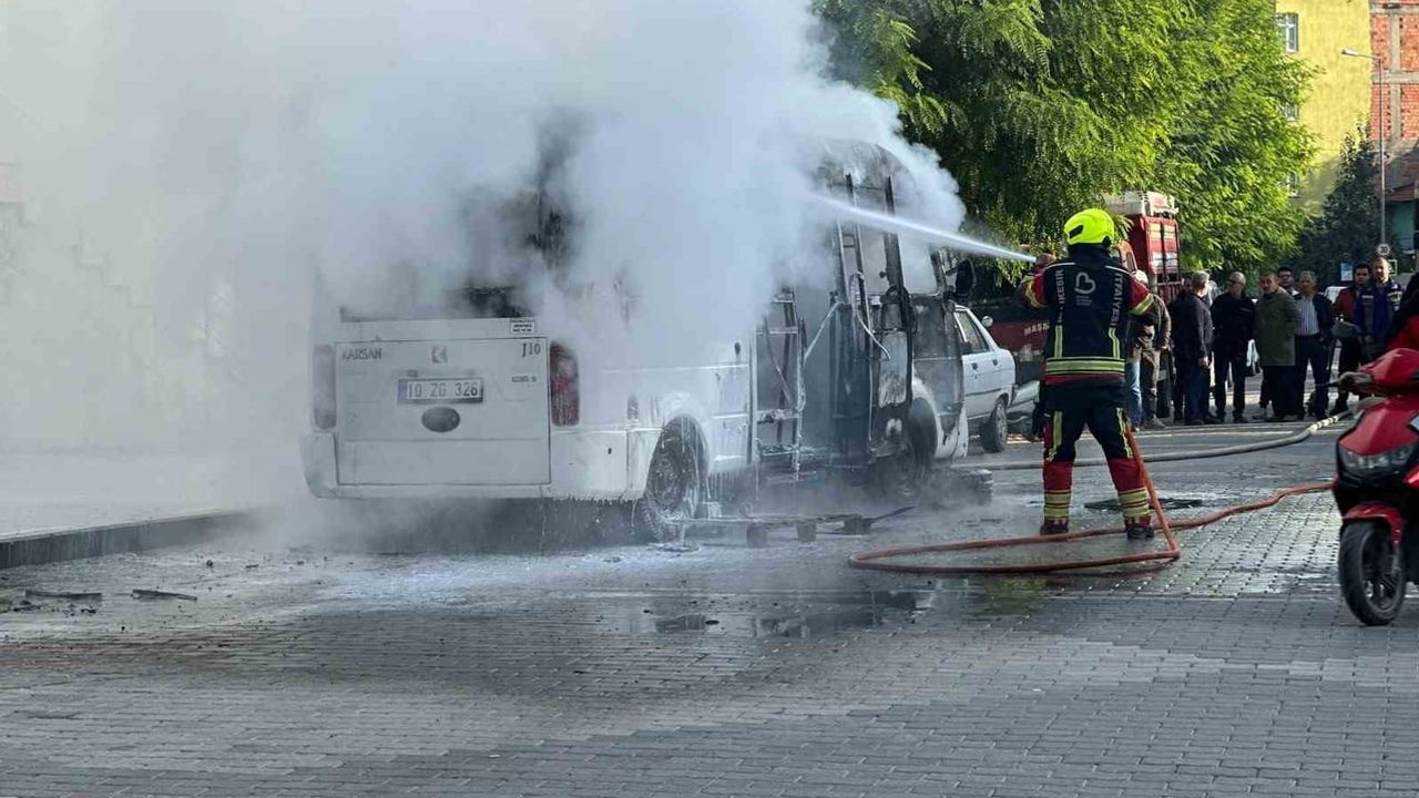Dursunbey’de seyir halindeki minibüs motorundan çıkan yangın aracı kullanılmaz hale getirdi