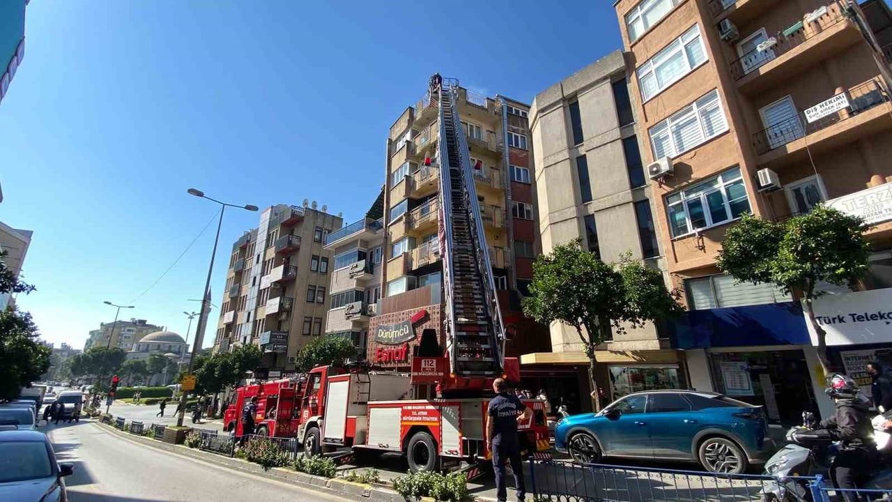 Dürümcünün bacasındaki yangın itfaiyenin müdahalesiyle kontrol altına alındı