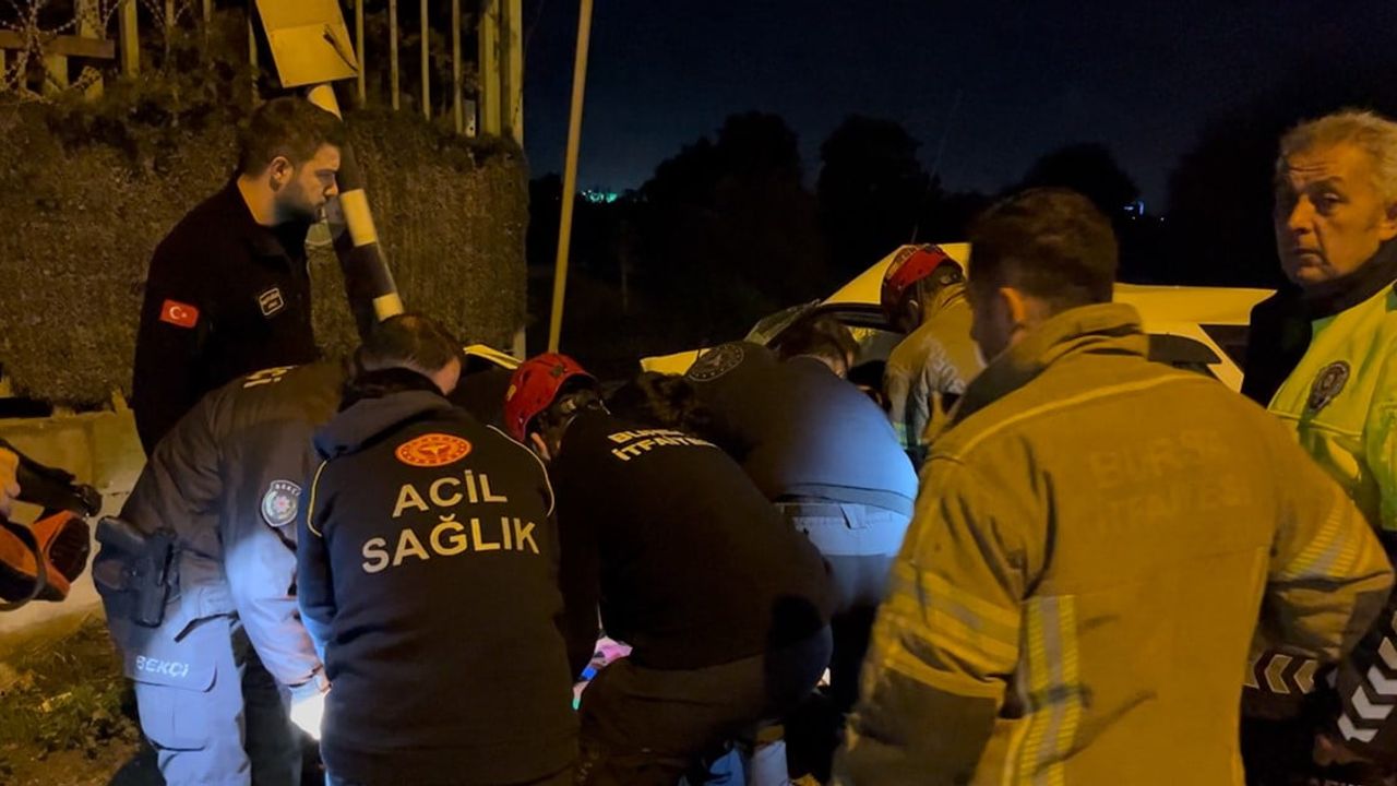 Duvara çarpan otomobilden itfaiye müdahalesiyle çıkarıldı