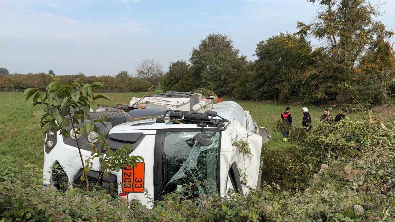 düzce 1. OSB yolunda benzin yüklü tanker devrildi, bölge trafiğe kapatıldı