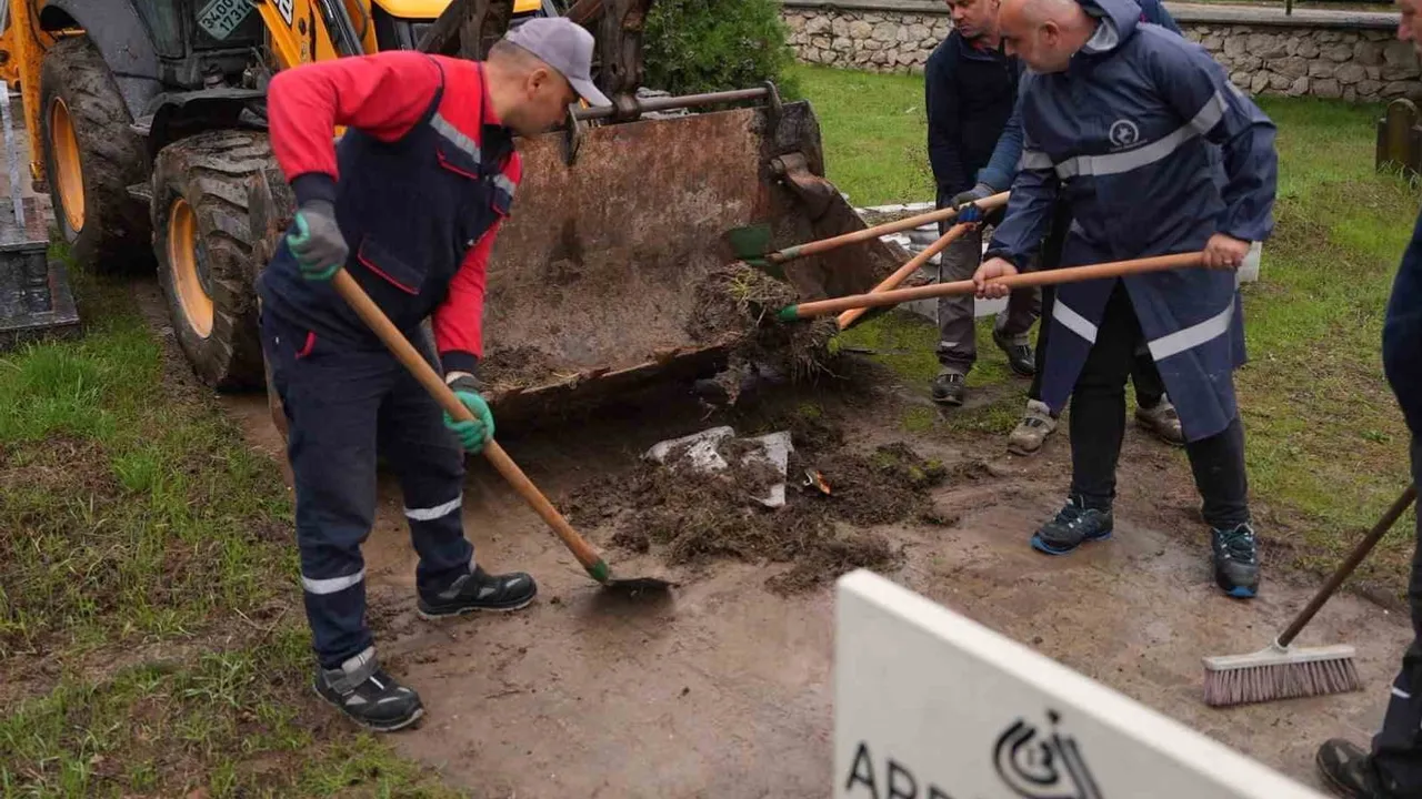 Düzce Belediyesi mezarlıklarda kapsamlı bakım ve temizlik çalışmaları yürütüyor