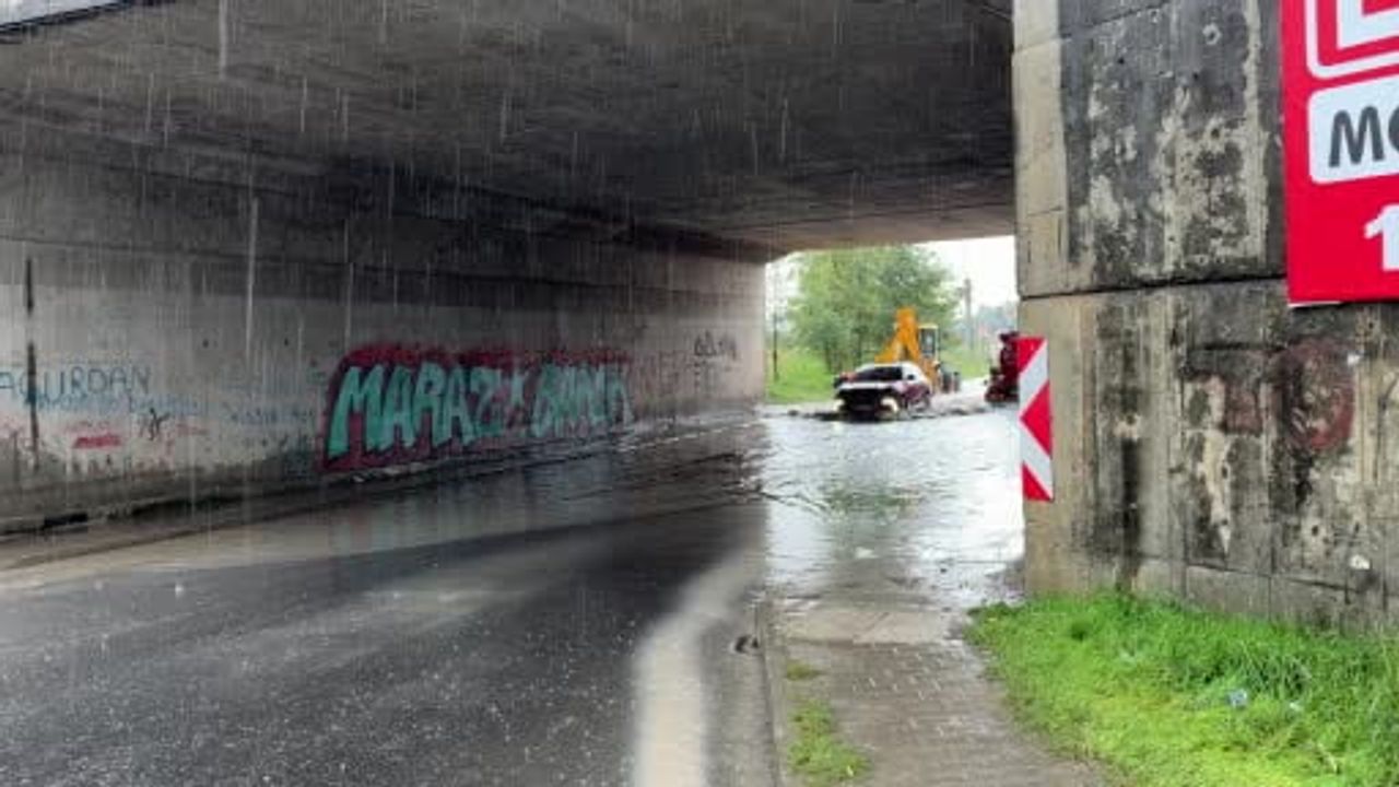 Düzce’de alt geçitte biriken su için belediye ekipleri seferber oldu