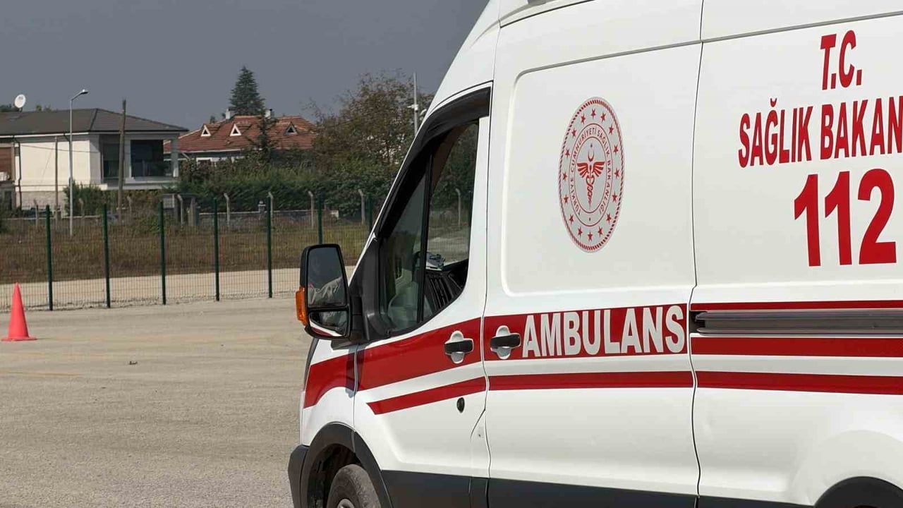 düzce'de ambulans sürücülerine zorlu parkurlarda kapsamlı sürüş eğitimi