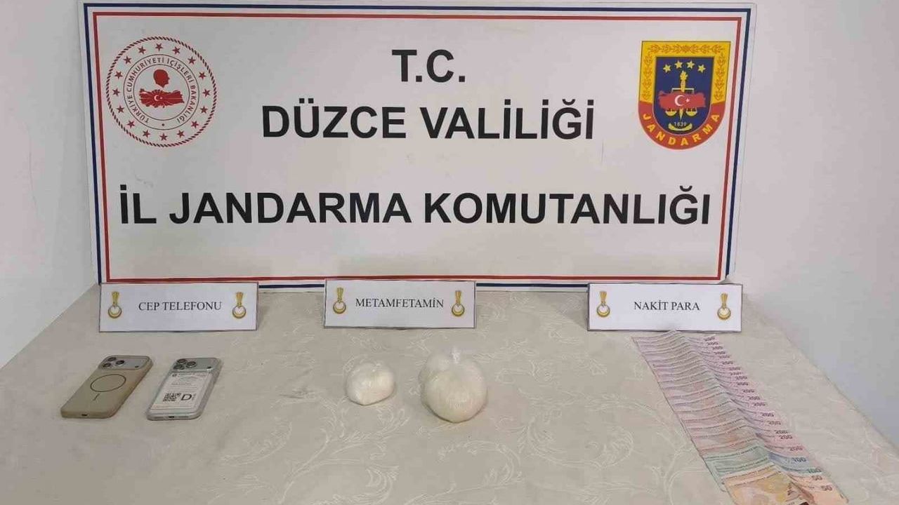Düzce'de araçtaki gizli bölmeden 405,16 gram metamfetamin çıktı