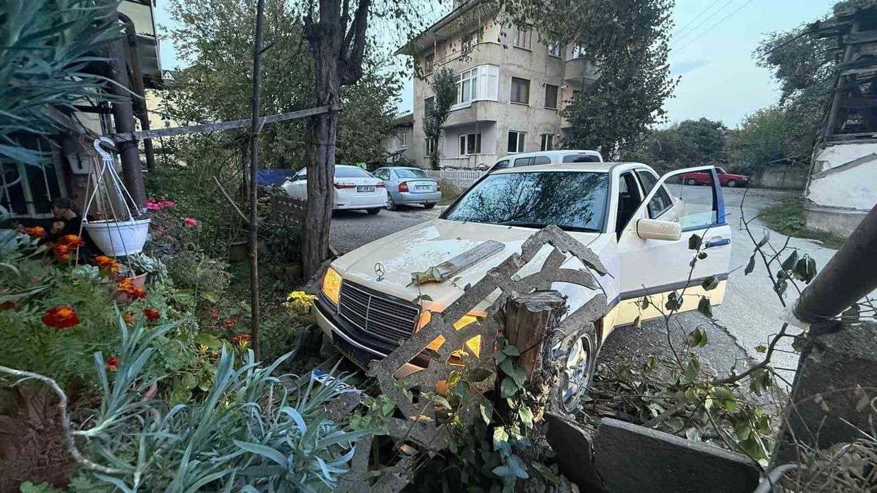 Düzce'de çalıntı araçla kaçış, bahçe duvarındaki kaza ile sonlandı
