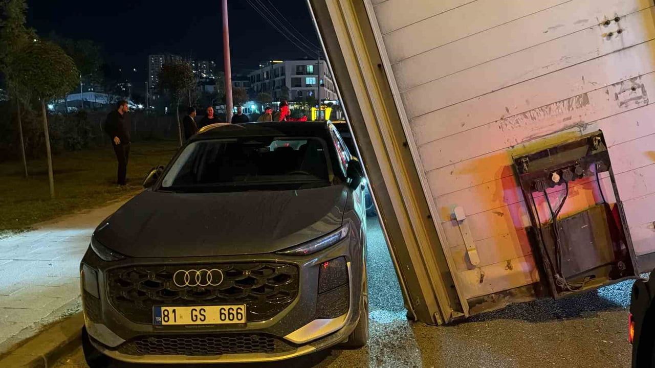 Düzce'de dorse yola devrildi: park halindeki 3 araç kıl payı kurtuldu