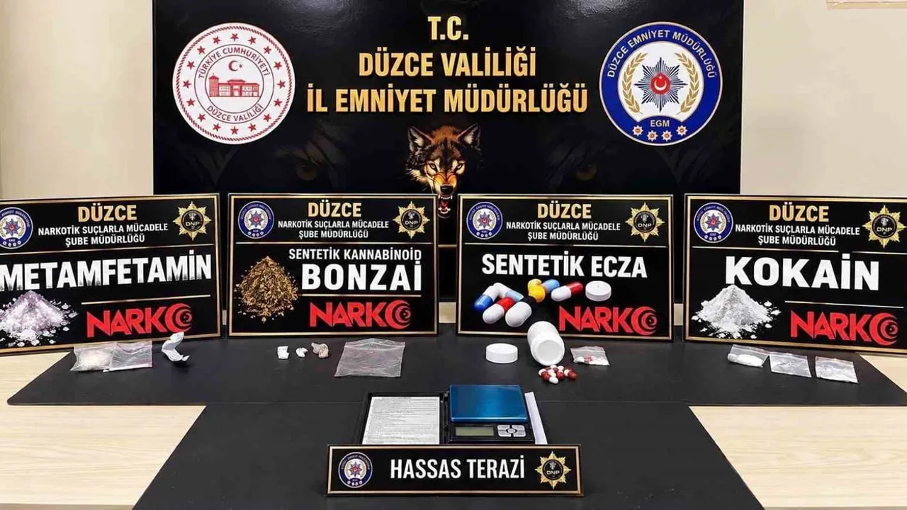 Düzce'de ev baskınında çoklu uyuşturucu ve hassas terazi ele geçirildi