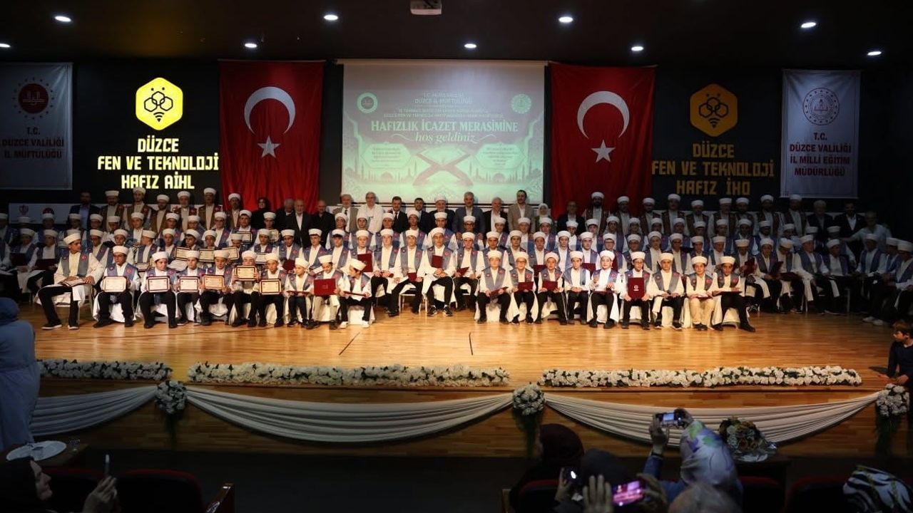 Düzce’de genç hafızlara icazet töreni: 108 öğrenci belge aldı