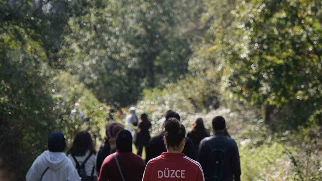 düzce'de gençlerle doğada 5 kilometrelik yürüyüş düzenlendi