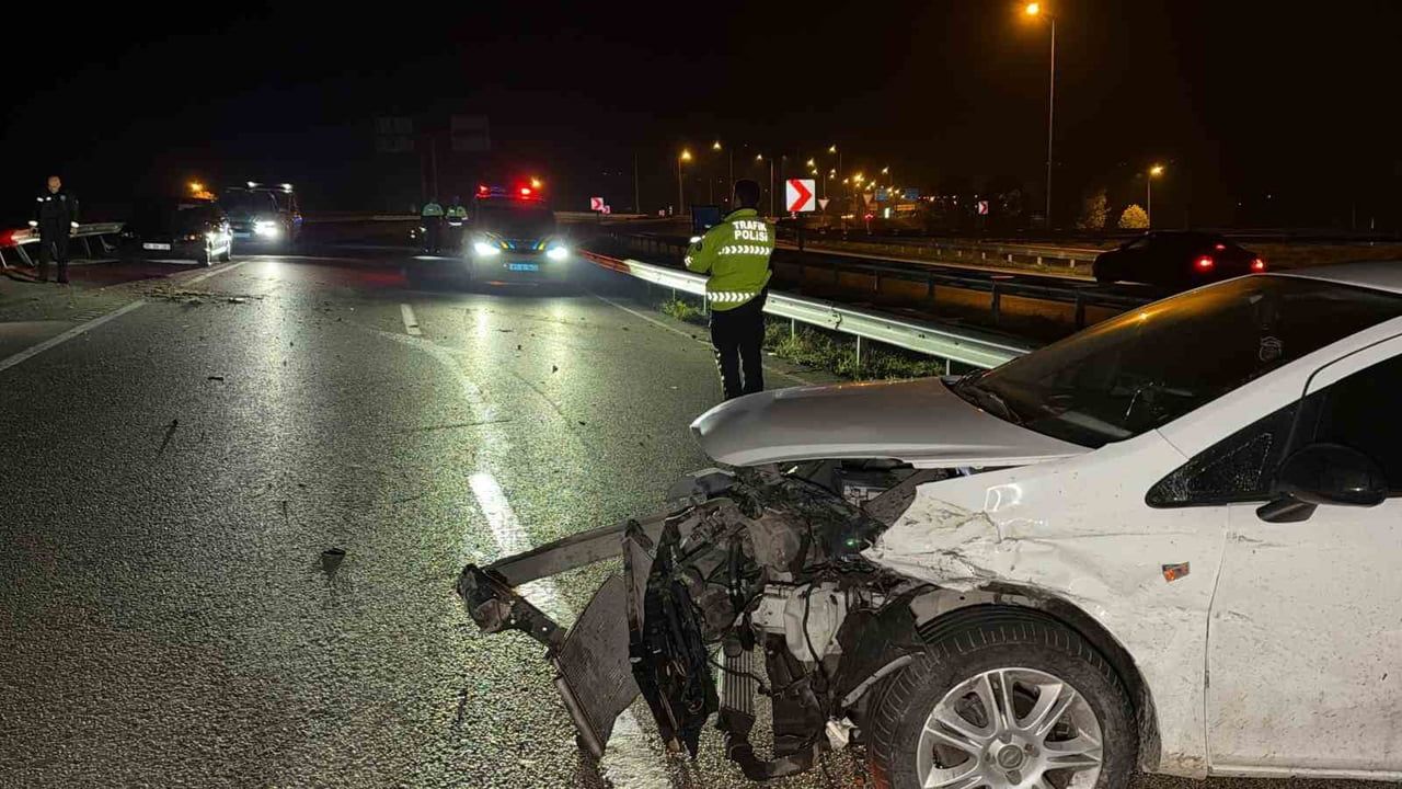 Düzce'de kontrolden çıkan otomobil bariyerlere çarparak durdu