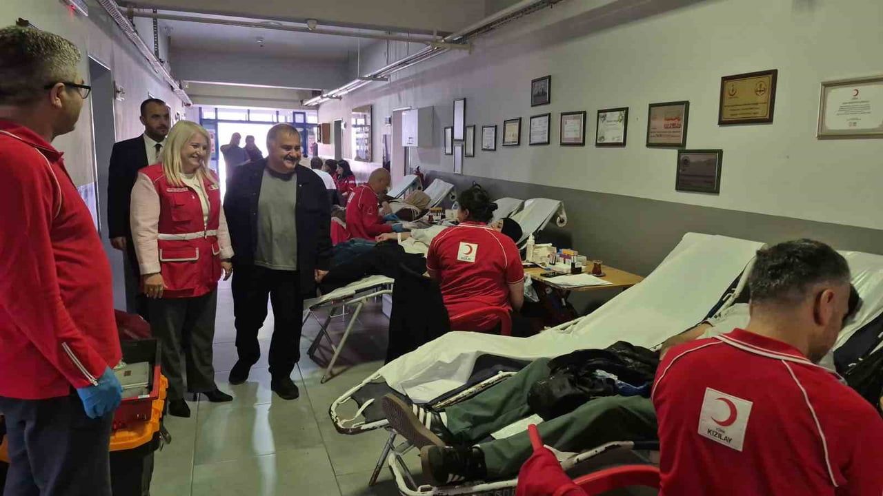 Düzce'de koridorlara kurulan bağış alanı velilerden yoğun ilgi gördü