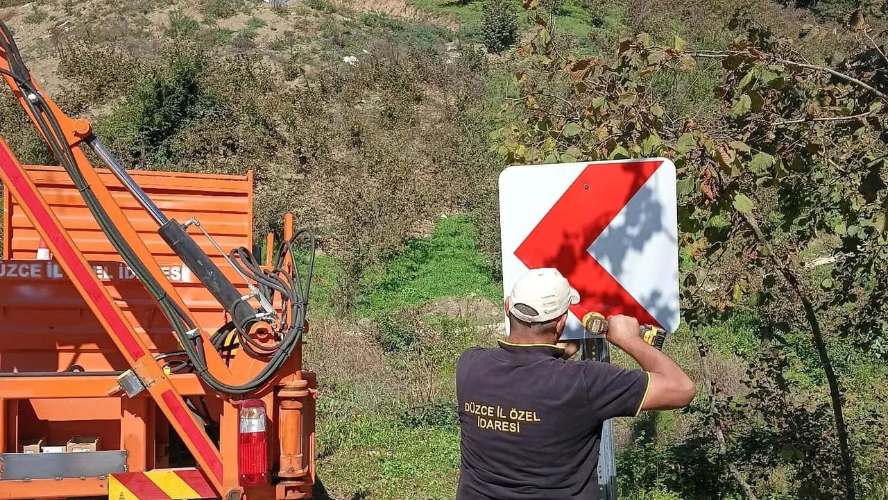 Düzce'de köy yollarında işaretleme ve güvenlik çalışması
