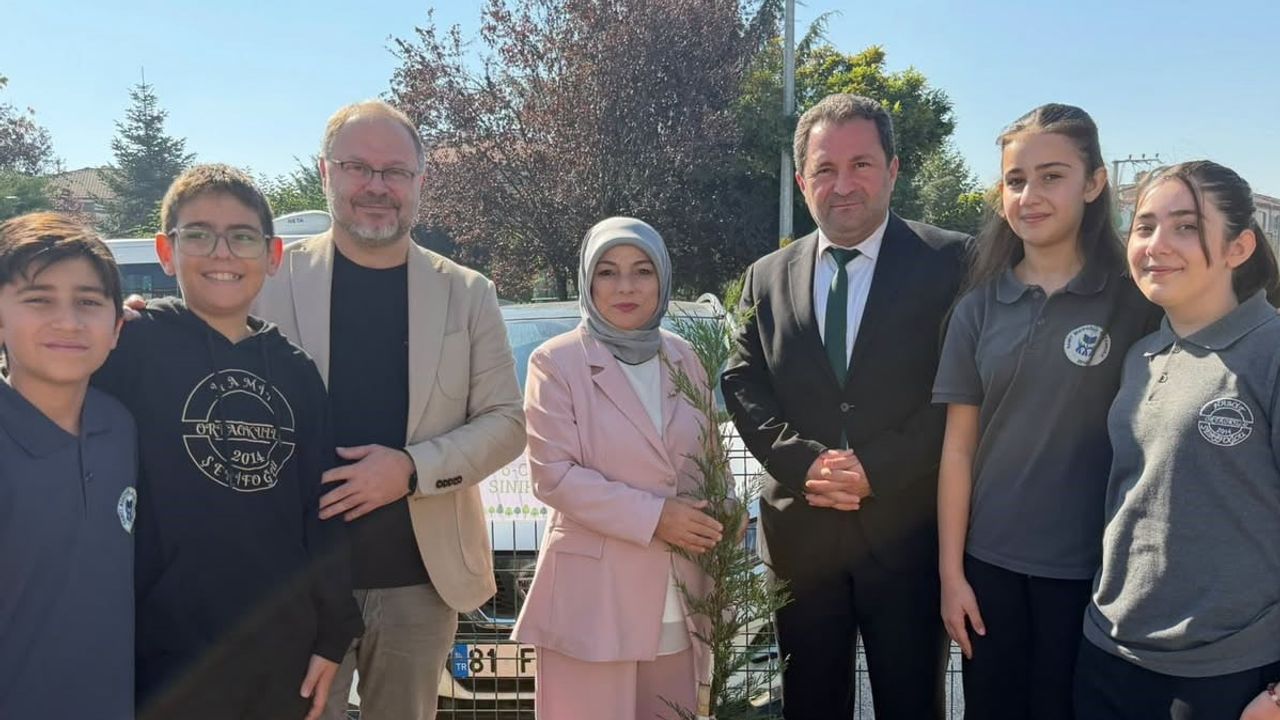 Düzce'de okul bahçesi yeşile büründü: 90 leylandi fidan öğrencilerle buluştu