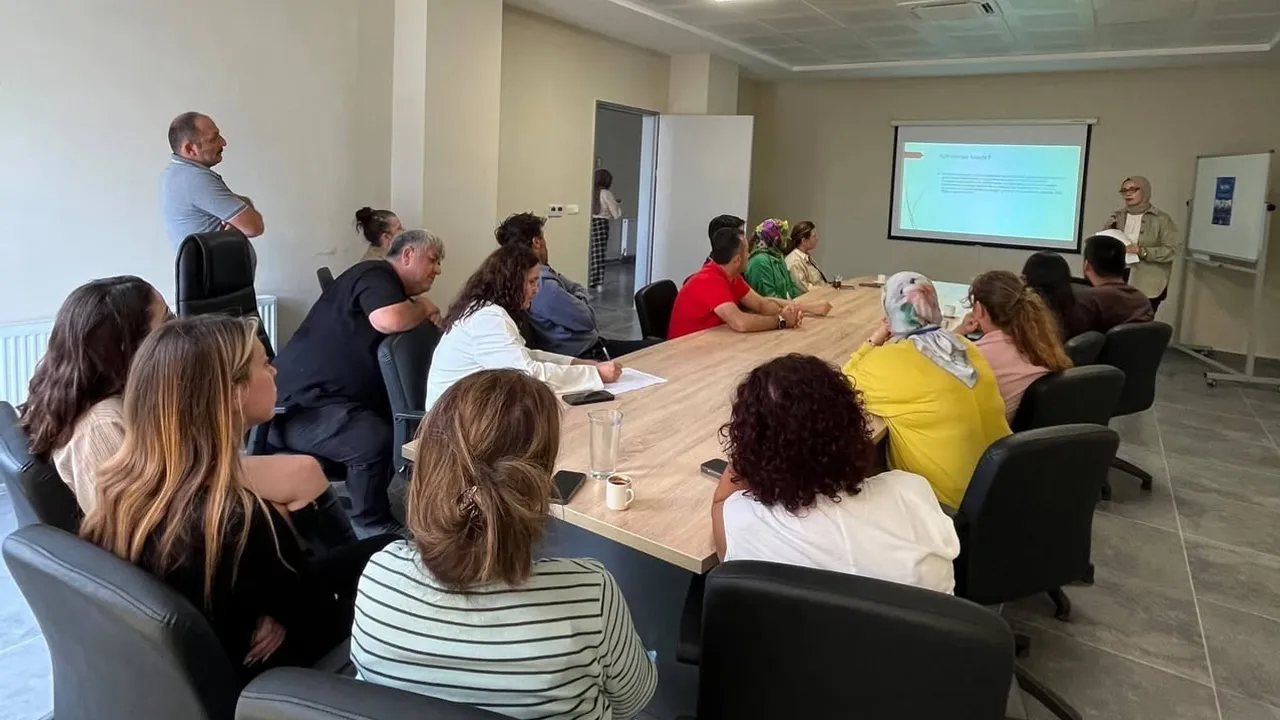 Düzce'de sağlık çalışanlarına Alzheimer farkındalığı eğitimi