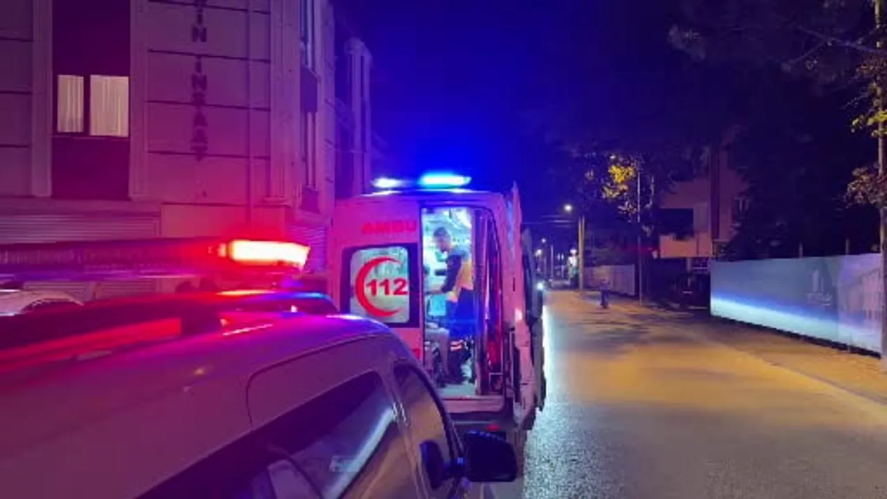 Düzce'de sürücüsünün kontrolünü kaybeden motosiklet kaldırıma çarptı: iki yaralı