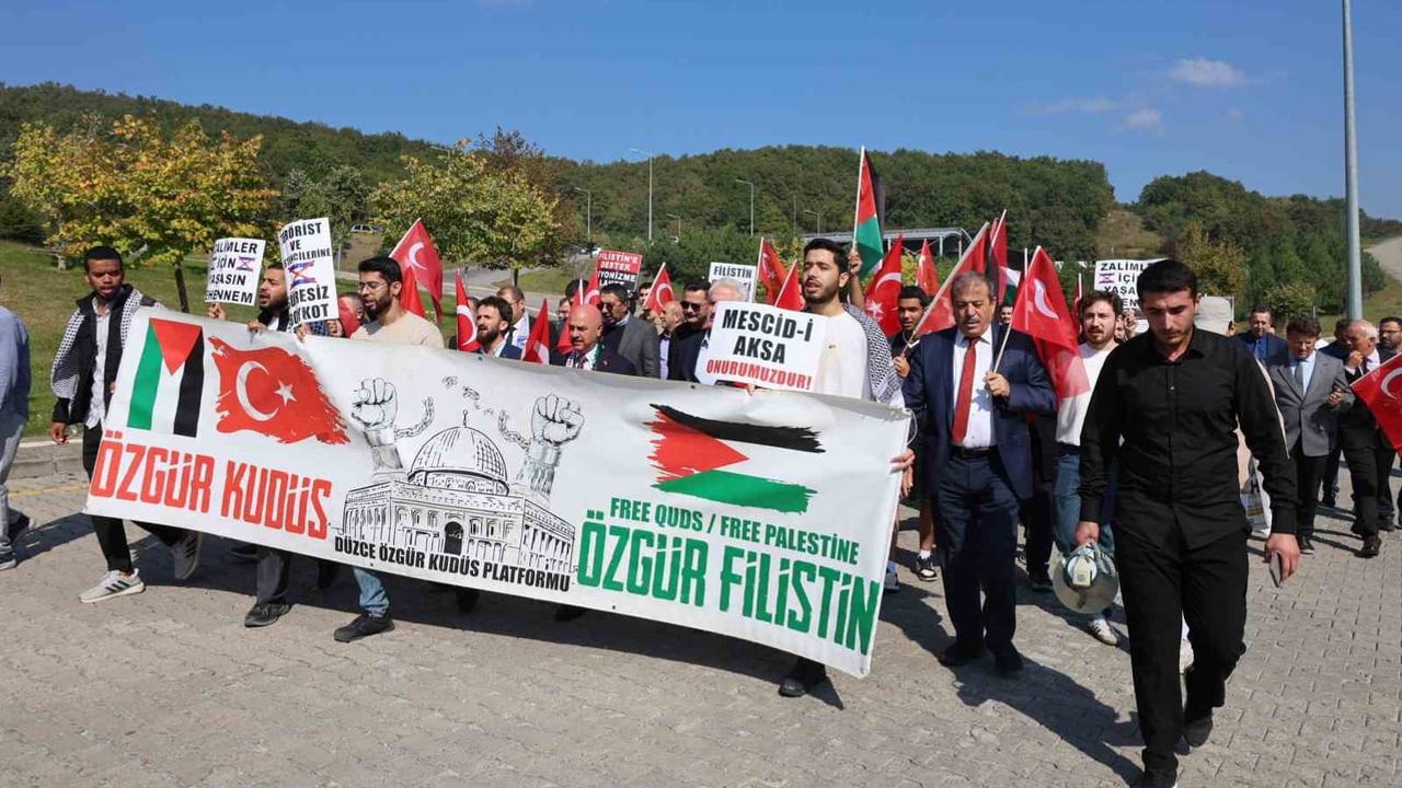 Düzce Üniversitesi'nde öğrenciler Filistin için ortak vicdan çağrısı yaptı
