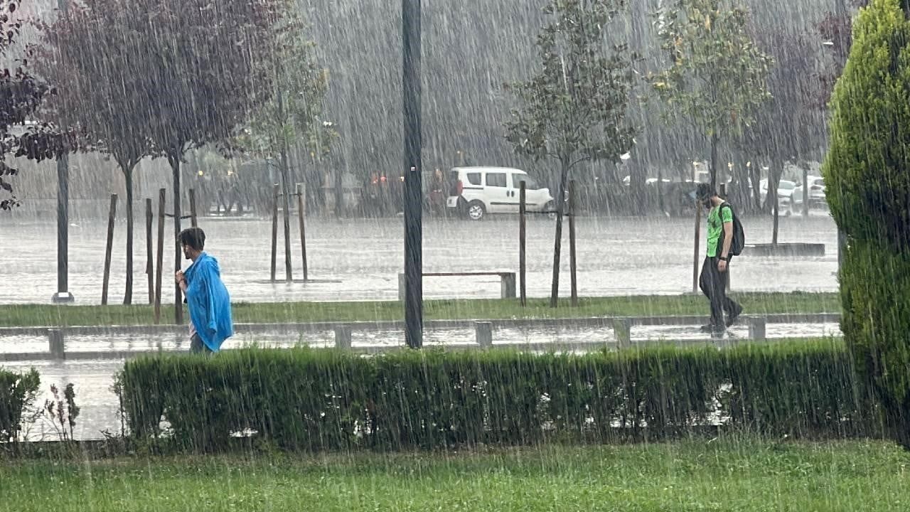 Düzce ve Zonguldak'ta kıyılara yoğun yağış uyarısı: metrekareye 100 kg ve üzeri