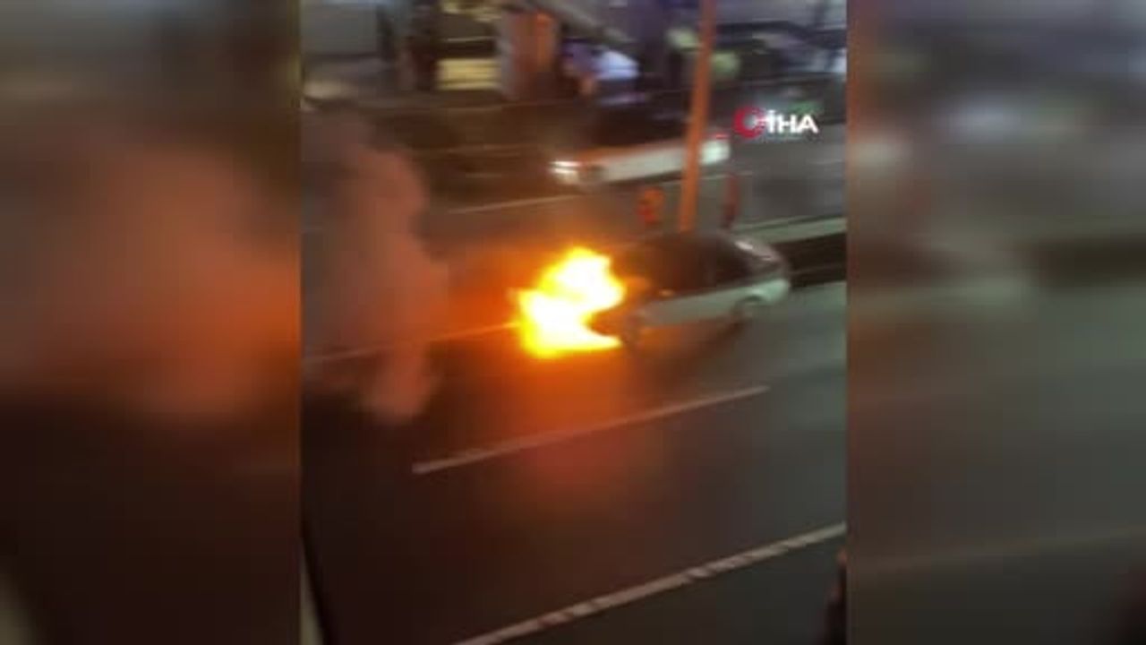 E-5'te gece yangını: Beylikdüzü'nde seyir halindeki araç alev aldı