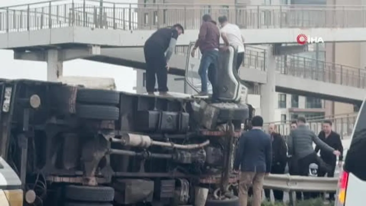 E-5'te kaygan zeminde kontrolden çıkan kamyon bariyerlere çarpıp devrildi