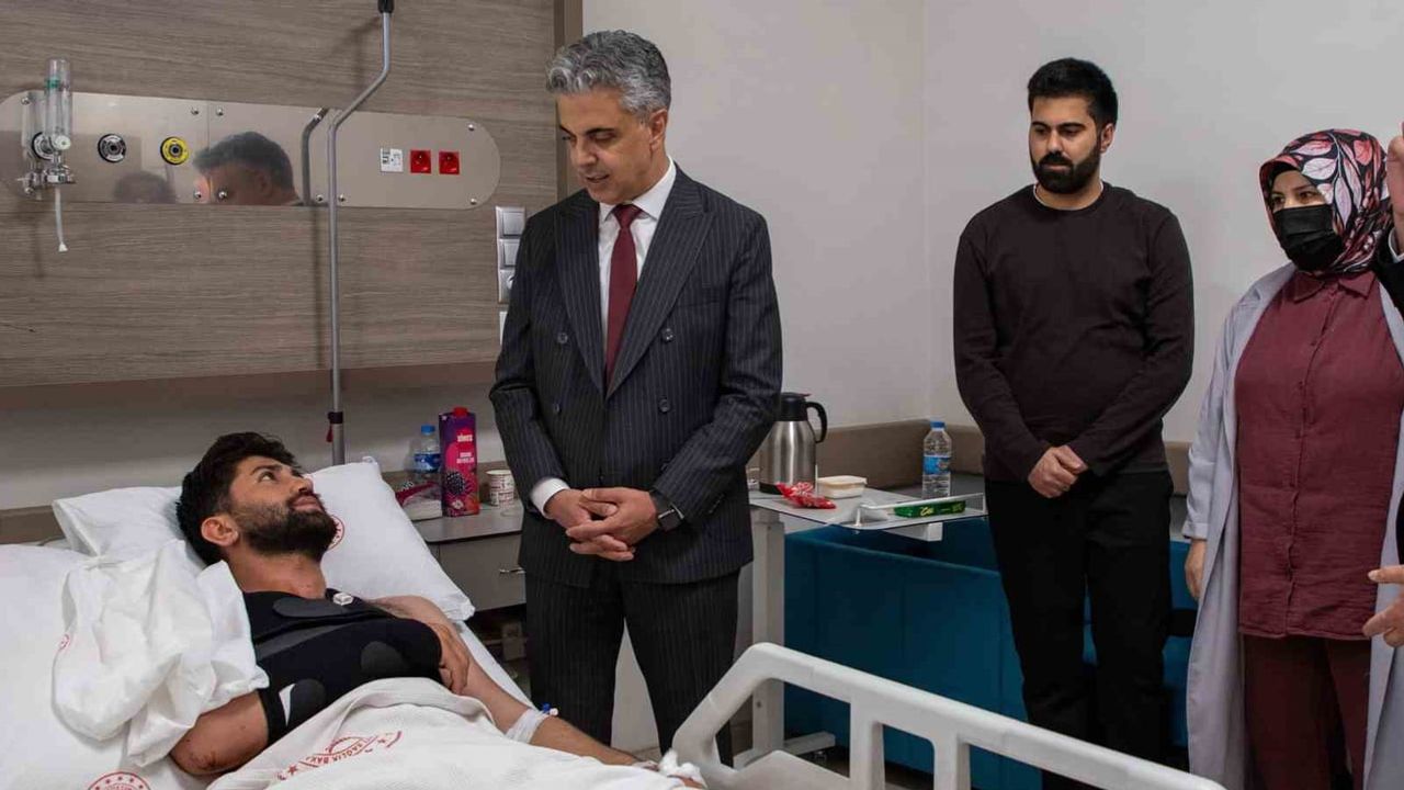 EBYÜ rektörü Kuyrukluyıldız hastanedeki öğrencilerle buluştu