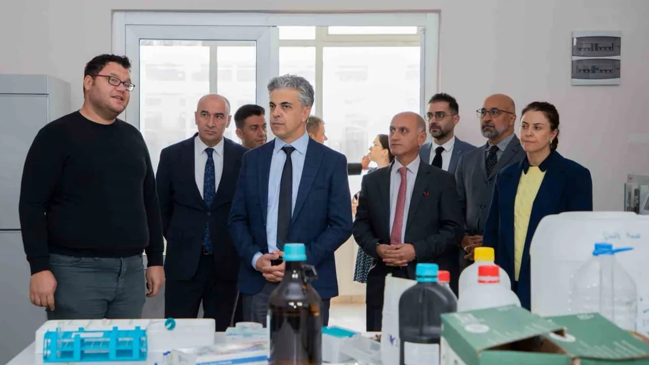 EBYÜ rektörü laboratuvarda araştırma altyapısının gücüne dikkat çekti