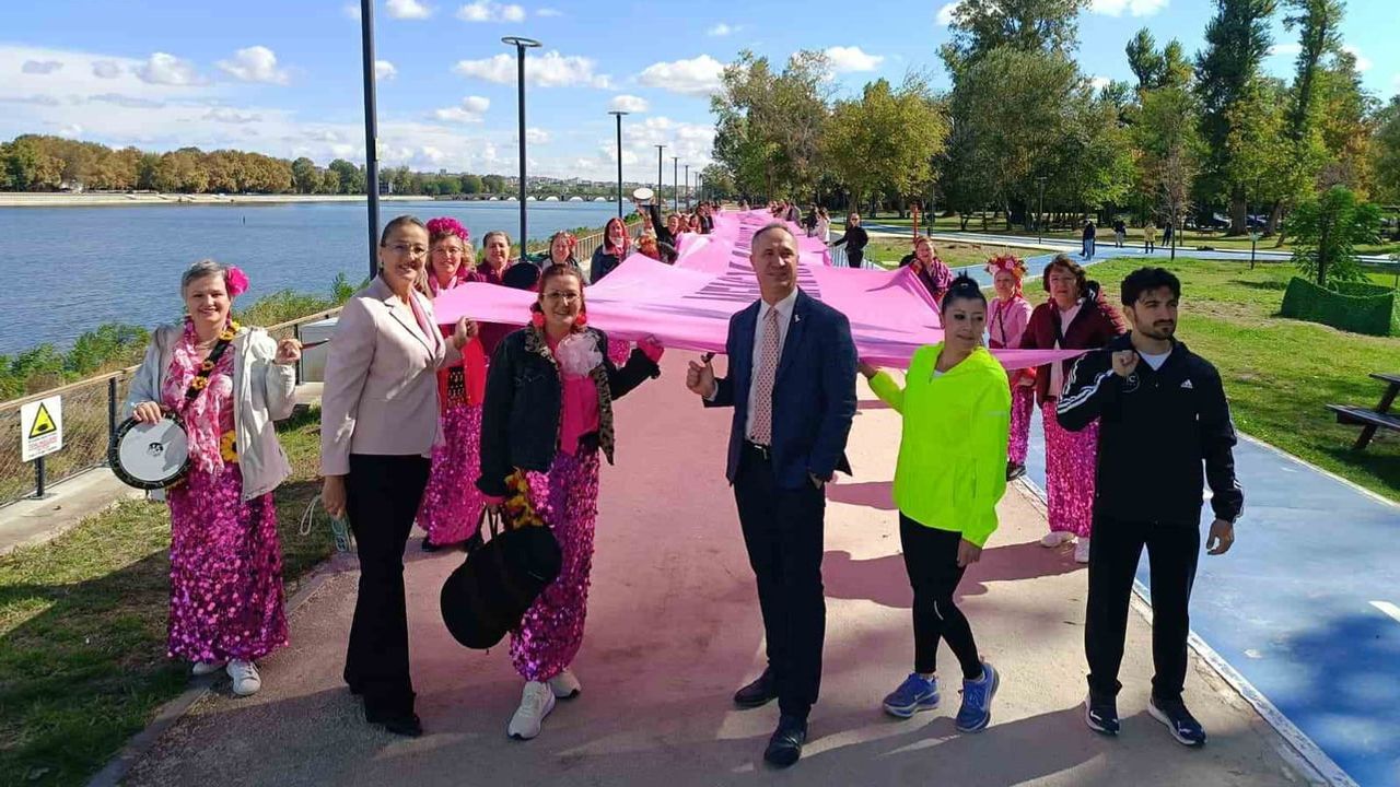 Edirne'de 18 metrelik pembe afişle erken teşhise çağrı
