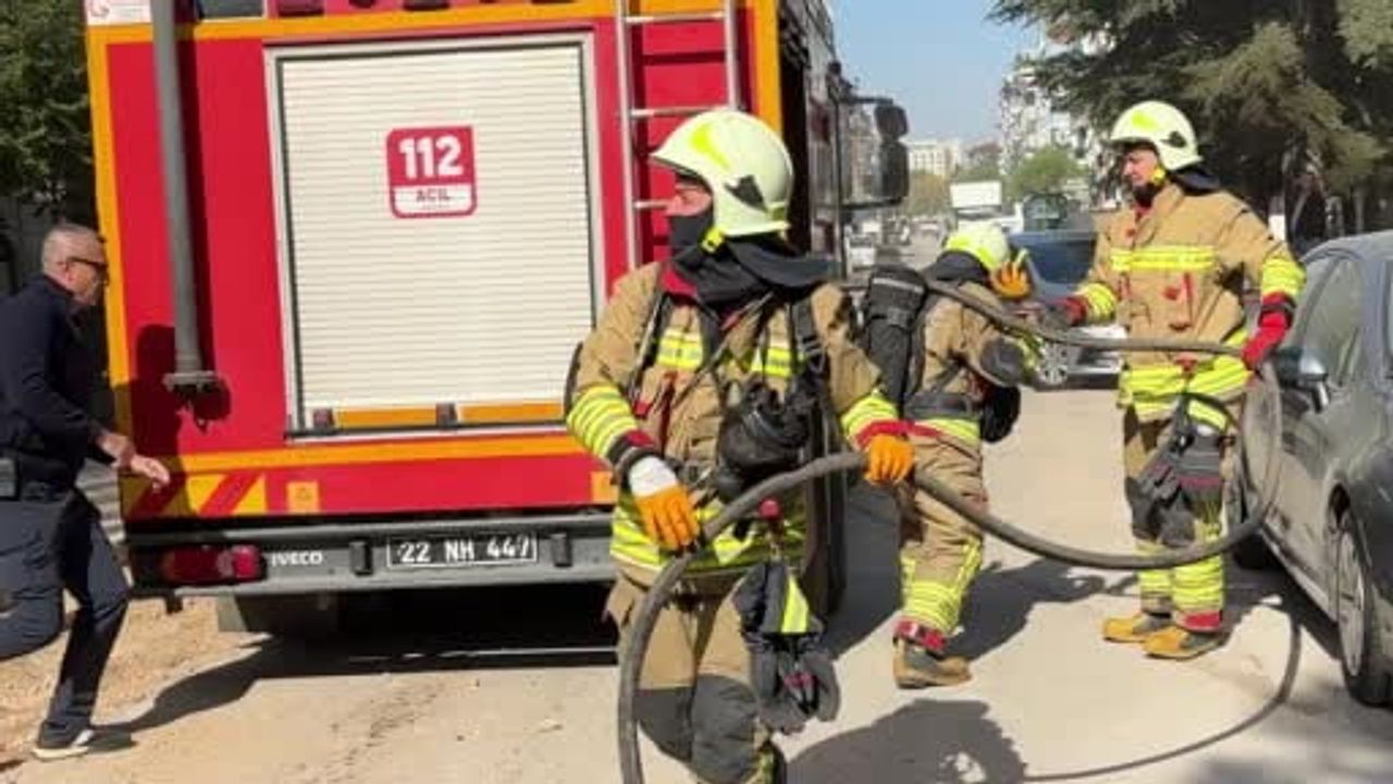Edirne'de 3. kattaki dairede çıkan yangın itfaiye müdahalesiyle kontrol altına alındı
