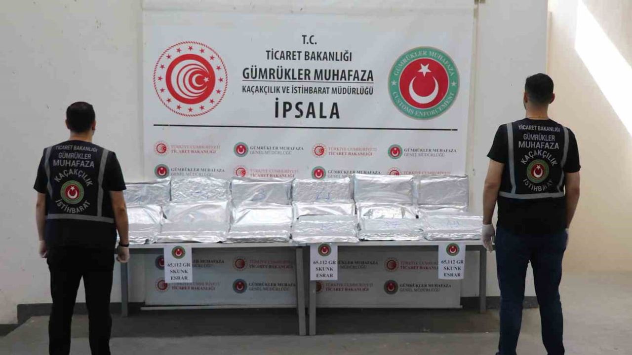 Edirne'de İpsala sınır kapısında skunk operasyonu: 65 kilo 112 gram ele geçirildi