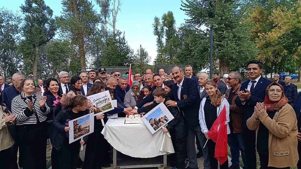 Edirne'de kuşaklararası dayanışma mesajı: çınarlar geleceğe birlikte yürüdü