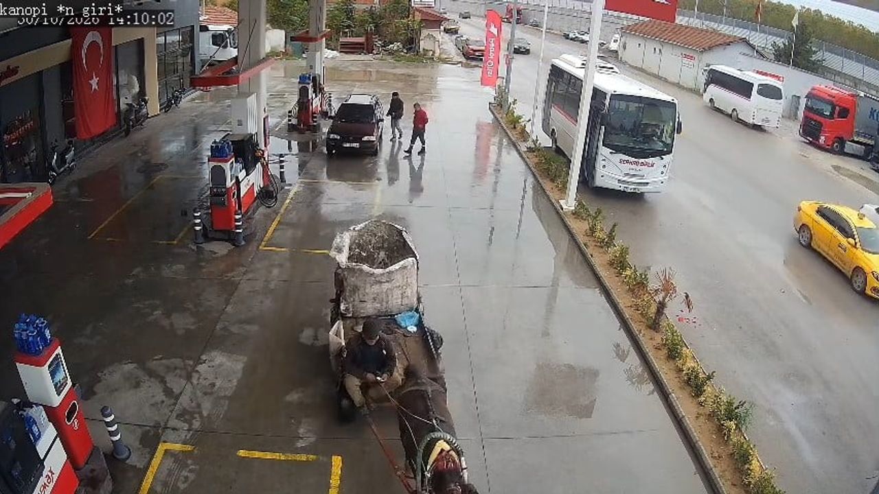 Edirne'de yakıtı biten otomobil at arabasının arkasında 2 kilometre yol aldı