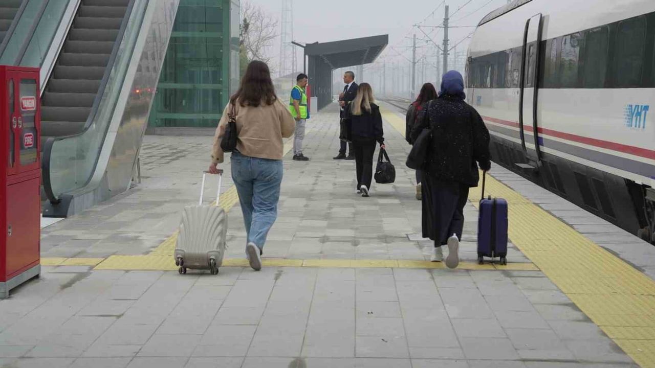 Edirne’den yola çıkan hızlı tren Çerkezköy-Edirne hattında seferlere başladı
