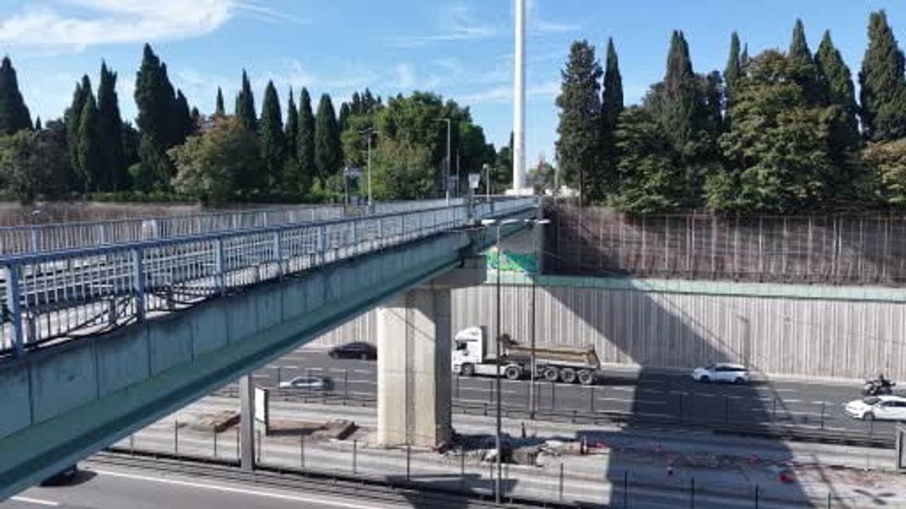 Edirnekapı'da kapalı üst geçit hayatı zorlaştırıyor