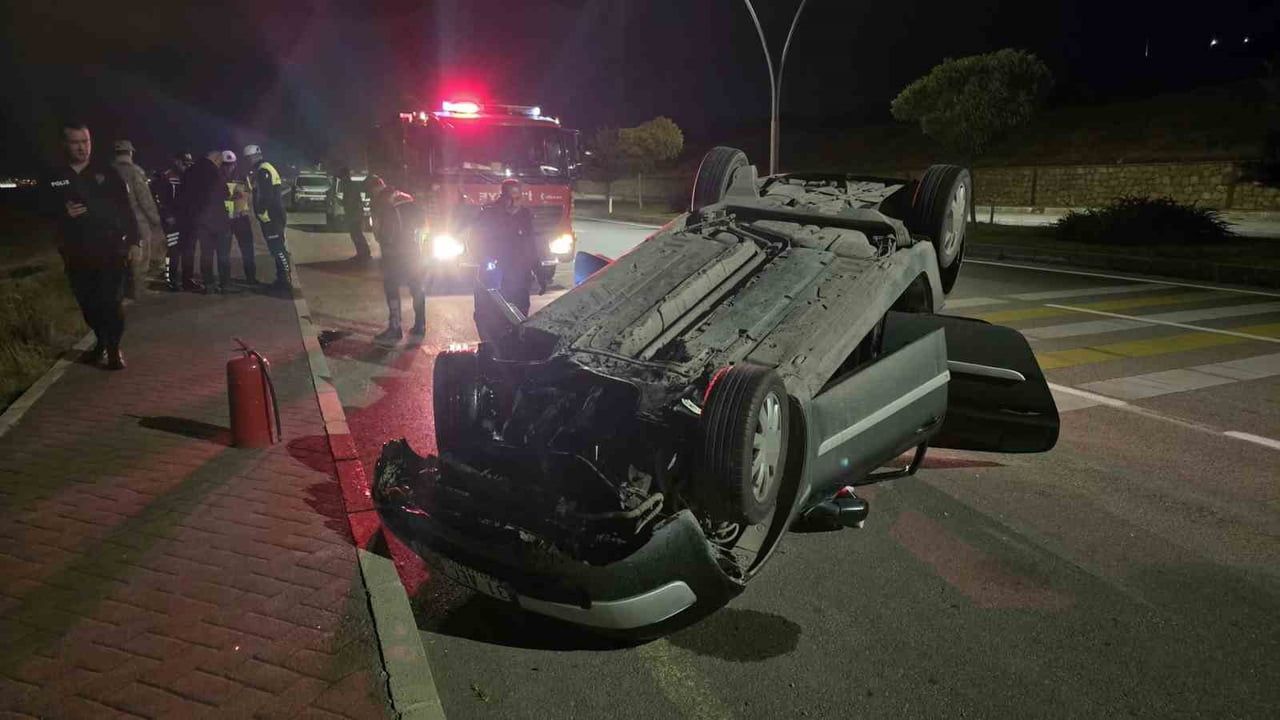 Edremit kavşağında takla atan otomobil iki kişiyi yaraladı