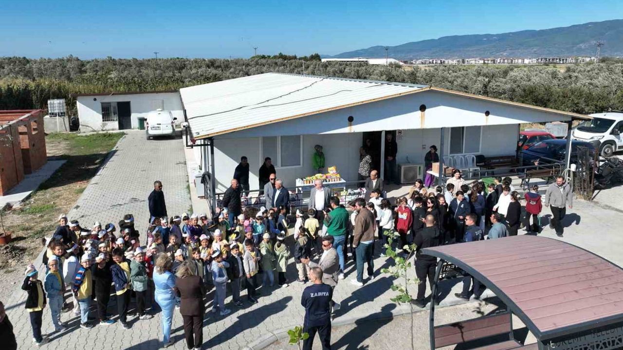 Edremit'te çocuklar fidan dikti, can dostları ziyaret etti
