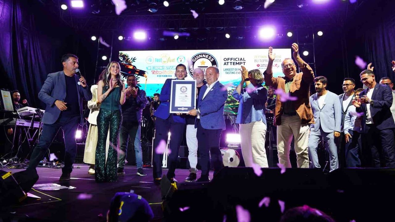Edremit'te festivalde 16 bin 2 kişi aynı anda zeytinyağı tadımıyla rekor kırdı