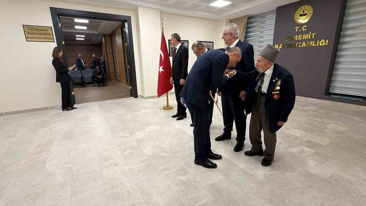 Edremit’te gaziye vefa: el öpme anı salonda duygulara yol açtı