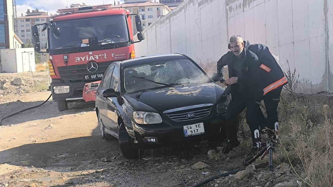 Edremit'te motor kısmı alevlenen araç itfaiye tarafından söndürüldü