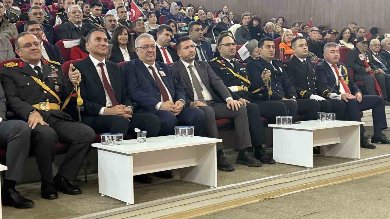 Edremit’te yağışa rağmen cumhuriyet coşkusu