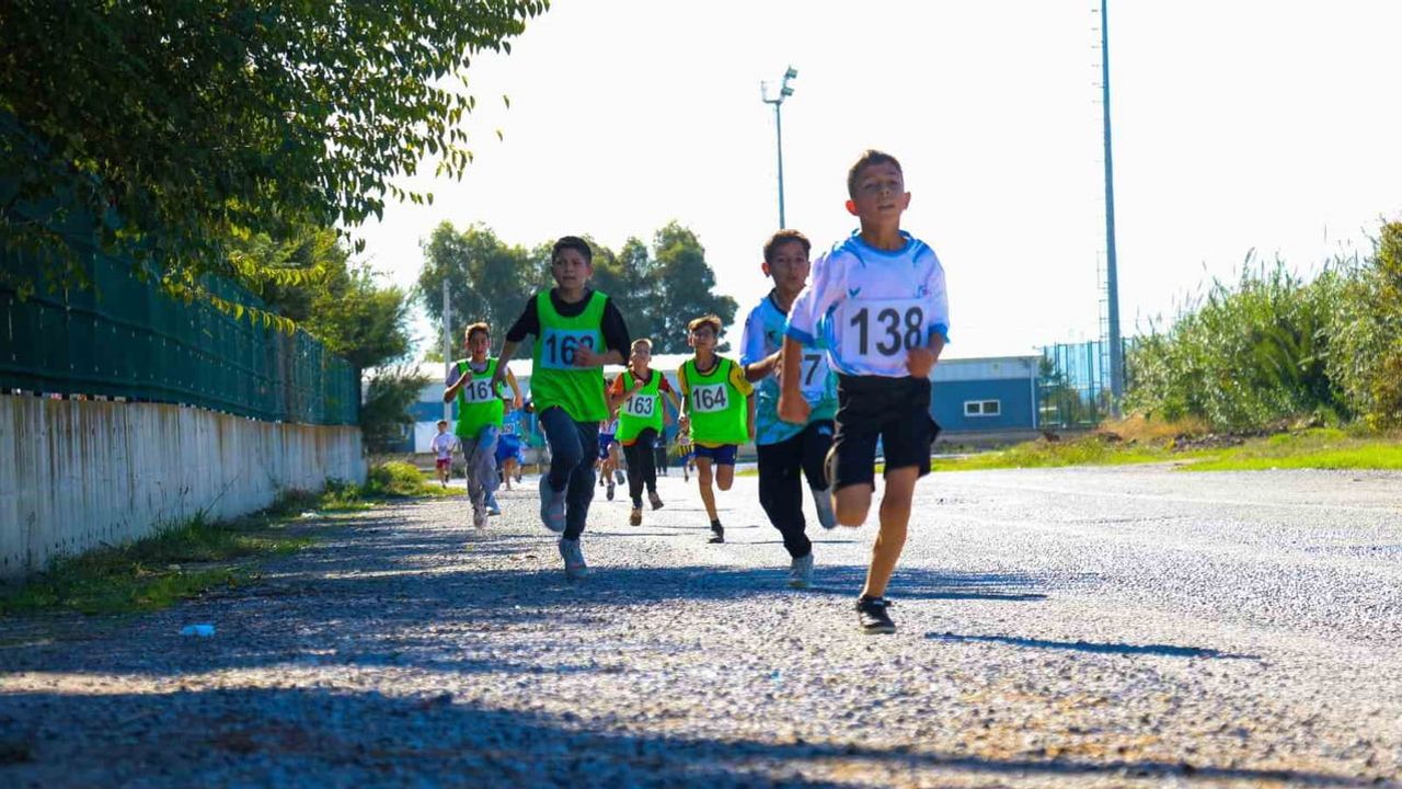 Efeler’de 281 sporcuyla kros heyecanı yaşandı